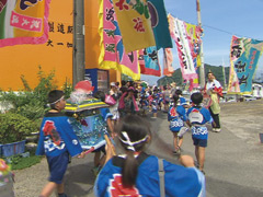 小学生によるおみこしの練り歩き