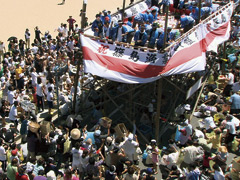 浜で行われ大盛り上がりの餅投げ