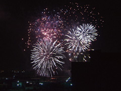 祭りを彩る海上花火