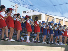 小学生のブラスバンド隊