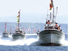 大迫力の船団パレード