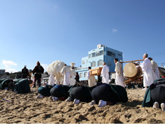 オジンジキサマを見送る男たち