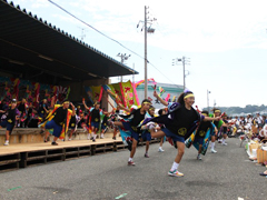 漁港のステージで踊る子どもたち