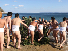 厄を移したオタナギサマを海へと流す