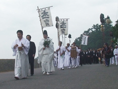 太一御用の旗の元、鯛を奉納する一団が続く