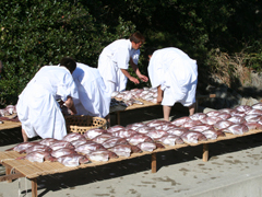 塩漬けにした鯛を天日干しする。
